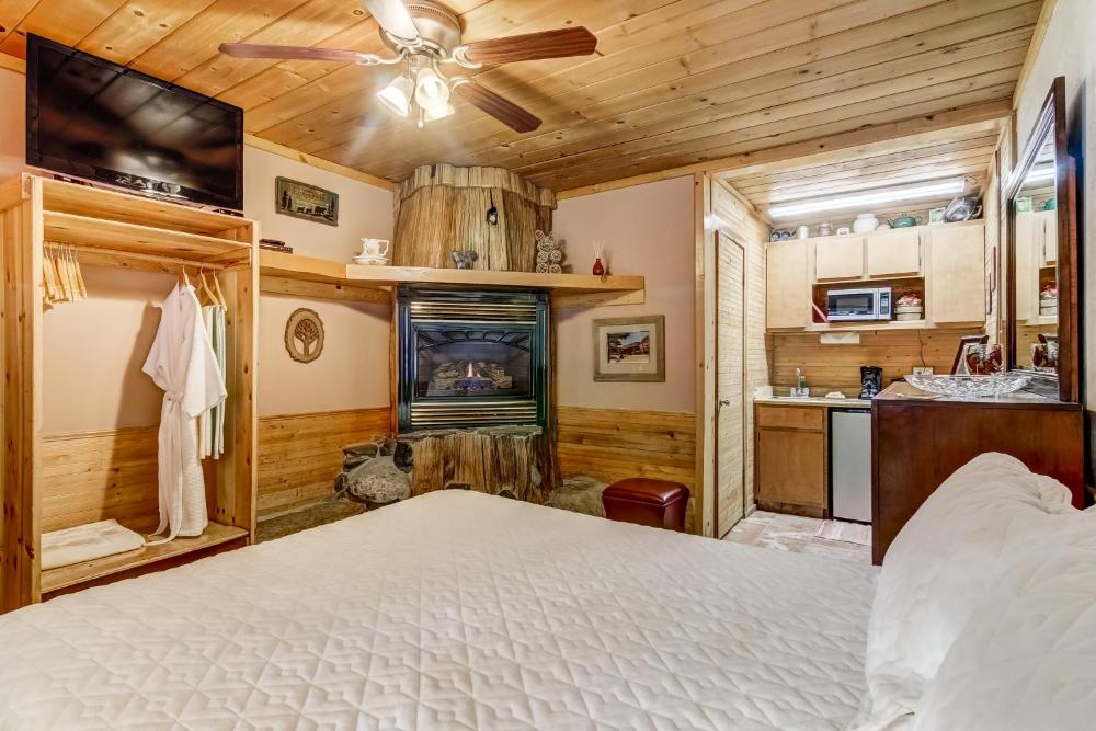 Standard Queen Room interior